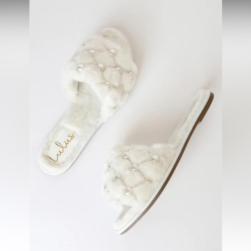 New Lulus Porschia White Faux Fur & Pearl Slide Sandals Size 9